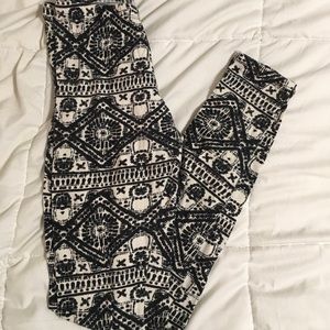 🛍 3/$12 Black and white Aztec print leggings